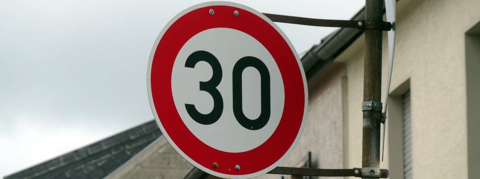 Montag bis Freitag 30 km/h an der Schule: Kein Punkt, wenn am Feiertag zu schnell